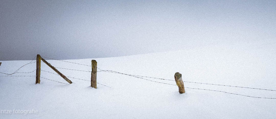 Alter Zaun im Schnee