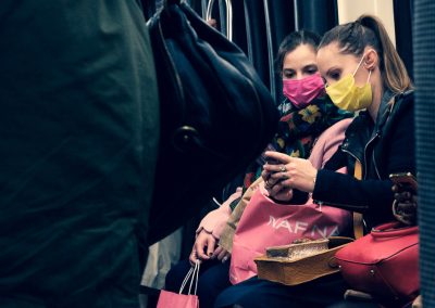 Zwei junge Frauen in der Metro, Fotoreise Paris
