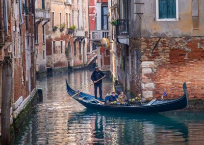 Venezianische Gondol biegt um eine Kanalecke