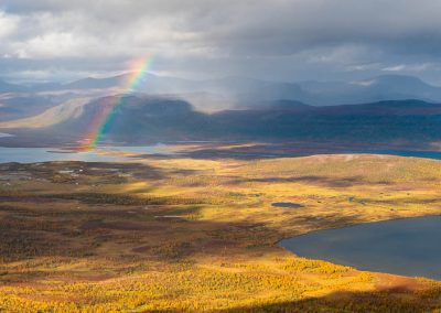 Lappland von oben mit Regenbogen