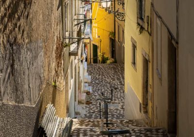 Enge Gasse in der Alfama, Fotoreise Lissabon