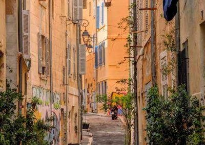 Provence: Enge Altstadtgasse in Marseille