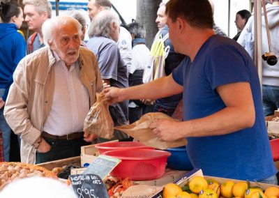 Provence: alter Mann auf dem Markt