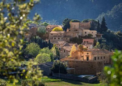 Mallorca: Dorf im Gebirge bei Sonnenuntergang